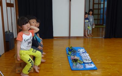 Japans Kinder stecken in zu kurzen Schuhen