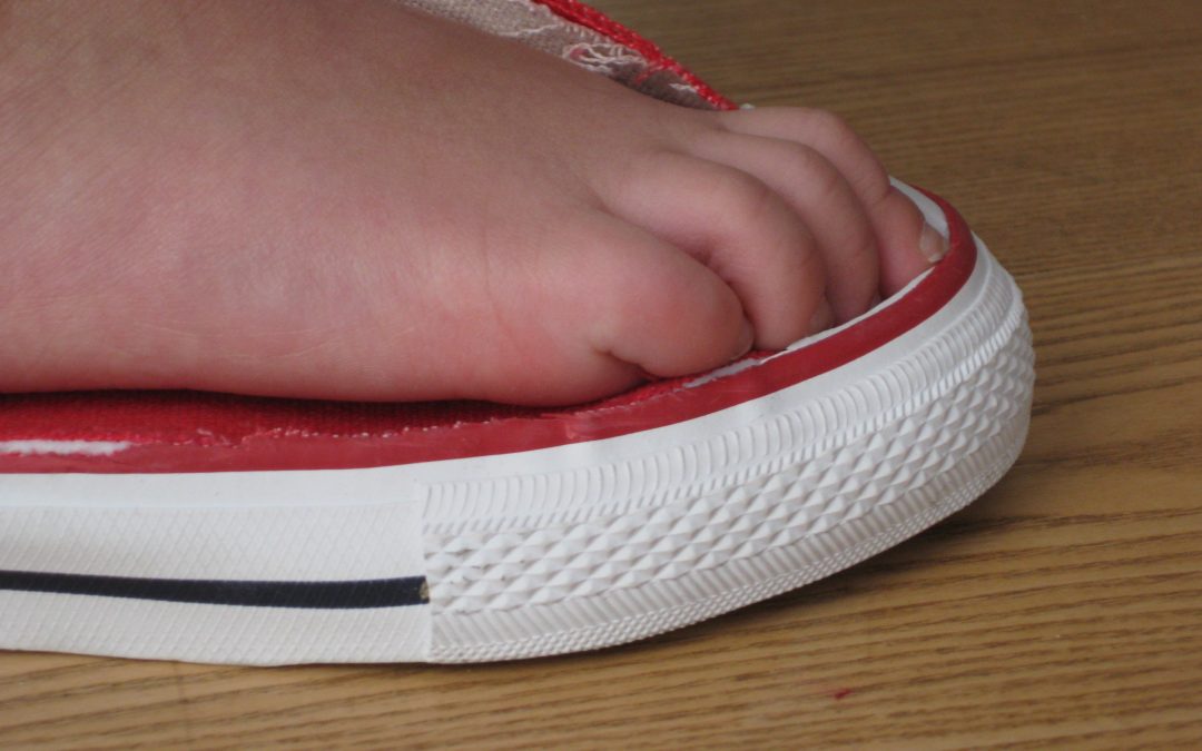 Kinder in zu kurzen Schuhen